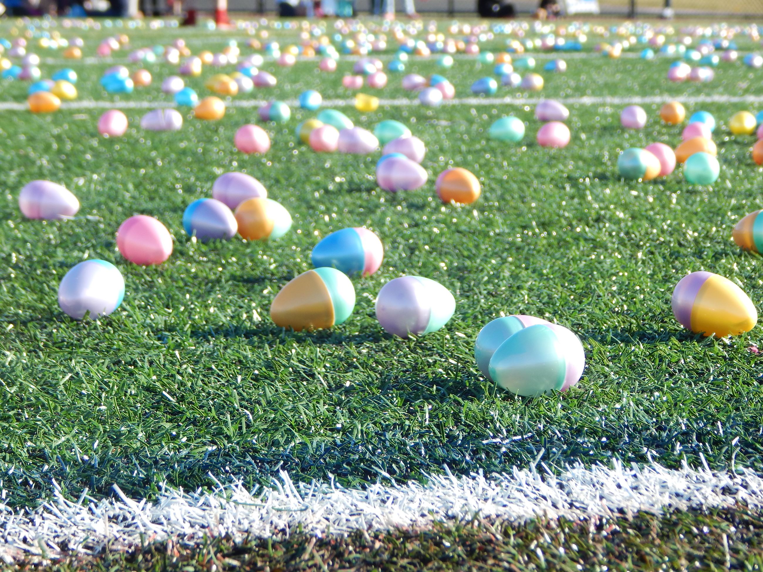Egg hunt 2024 games. Easter Egg Hunt. Охота за яйцами Пасха. Инсталляция пасхальное яйцо.